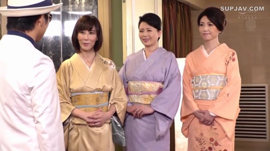 室内 · 站立 · 中景 · 微笑 · 交流 · 熟女 · 和服