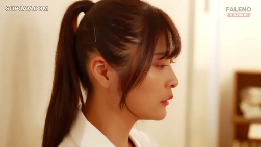 室内 · 忧郁 · 白色衬衫 · 凝视 · 侧坐 · 侧脸特写 · 马尾辫