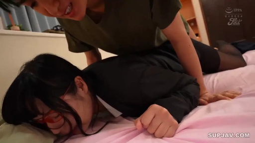 眼镜 · 卧室 · 面部特写 · 职业装 · 成人内容 · 痛苦 · 趴伏 · 强制