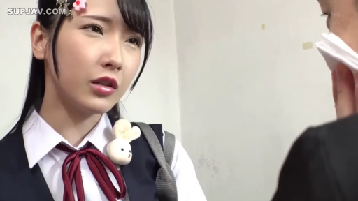 白墙前 · 倾听 · 微张口 · 面对面 · 马甲 · 上半身 · 兔子挂饰 · 黑直发