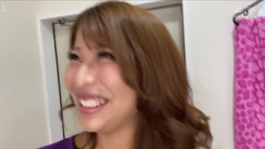 室内 · 站立 · 微笑 · 面部特写 · 挂衣架 · 开朗 · 棕发 · 紫色上装