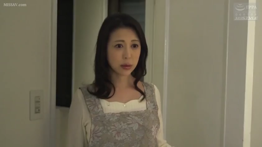 站立 · 半身特写 · 人妻风 · 惊讶 · 室内走廊 · 碎花围裙 · 转头凝视