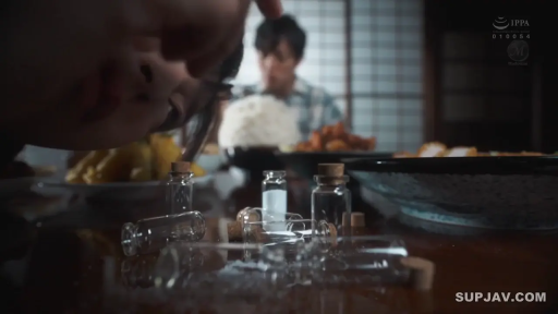 俯身 · 专注 · 观察 · 居家服 · 日式房间 · 玻璃瓶 · 剧情截图 · 药瓶特写