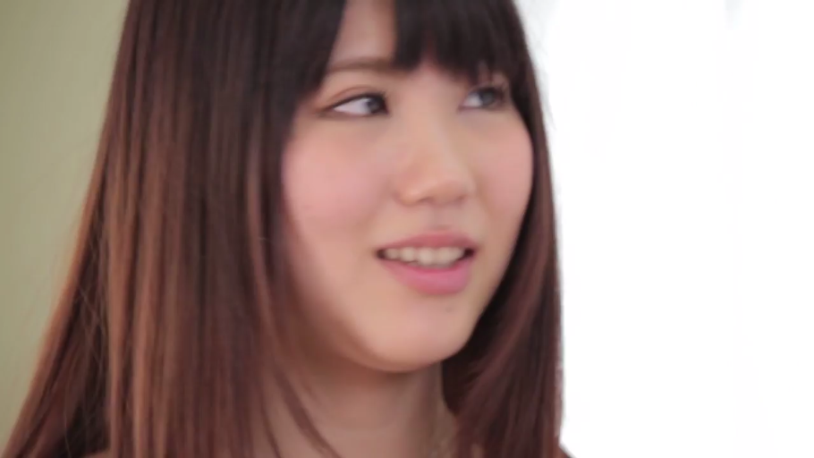 Indoor · Smile · 面部特写 · Gaze · Tilt head back · 长发 · 裸肩