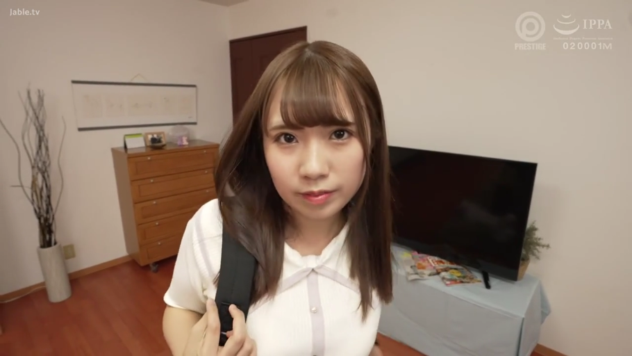室内 · 中景 · 微笑 · 跪姿 · 日常 · 围裙 · 家政 · 挂牌