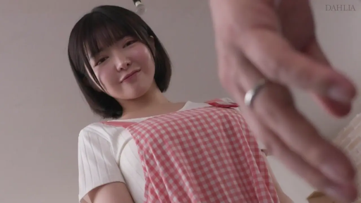 室内 · 站姿 · 微笑 · 注视 · 仰拍 · 戒指 · 主观视角 · 围裙与T恤