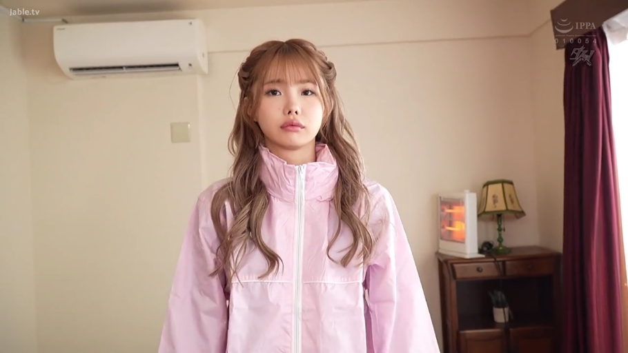 室内 · 站立 · 半身 · 注视 · 空调 · 无表情 · 粉色外套 · 染发