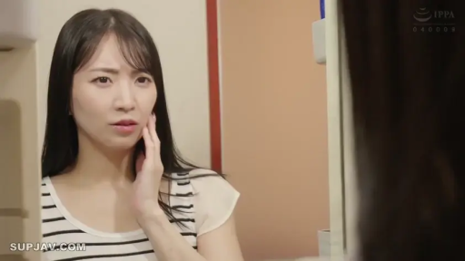 脸部特写 · 站立 · 条纹短袖 · 洗漱间