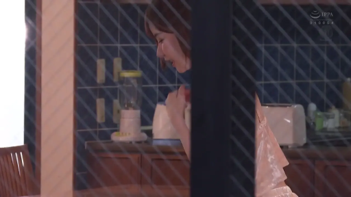 站立 · 厨房 · 侧脸特写 · 前景遮挡 · 平静表情 · 日常活动 · 粉色家居服 · 料理机