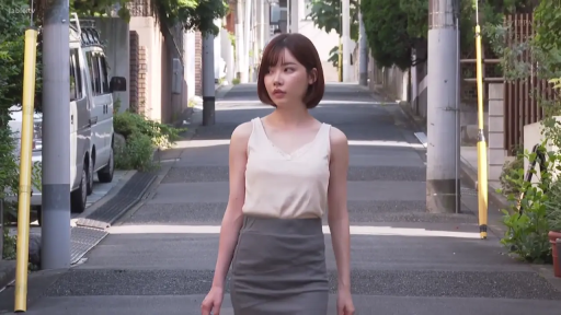 严肃 · 全身 · 手提包 · 白天 · 户外街道 · 无袖背心与短裙 · 步行 · 行走姿势