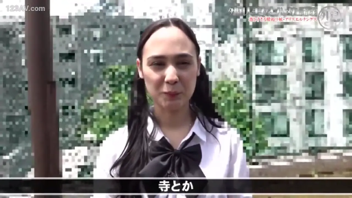 校服 · 站姿 · 户外 · 头部 · 嘟嘴 · 不悦 · 马尾辫