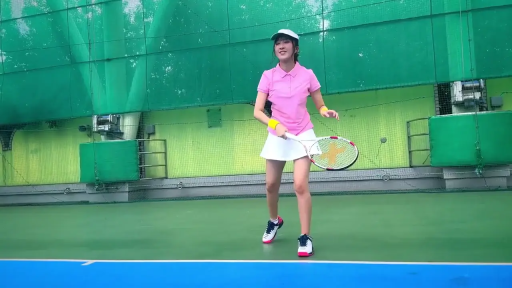 全身 · 微笑 · 网球拍 · 粉色POLO衫 · 网球场 · 打网球 · 站立持拍