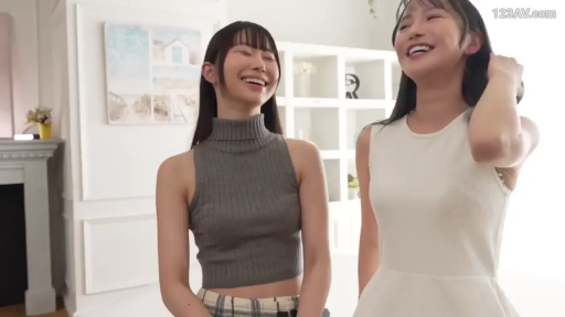 室內 · 站立 · 無袖上衣