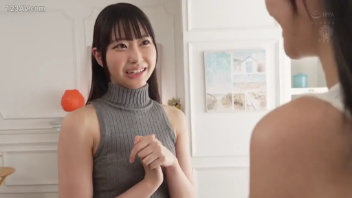 Conversation · Stand · Smile · 上半身特写 · Indoor room · 挂画 · 齐刘海 · 灰色无袖高领毛衣