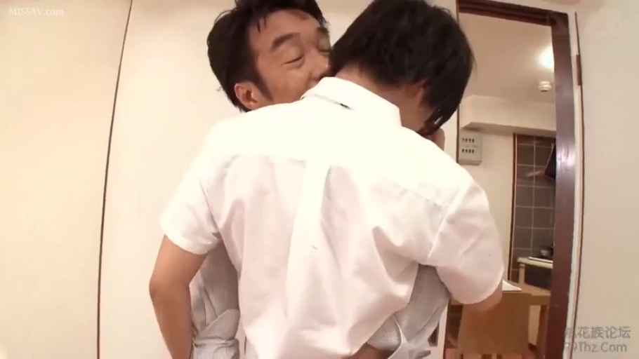 室内 · 中景 · 陶醉 · 拥抱 · 衬衫 · 亲热 · 男男