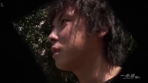 脸部特写 · 站姿 · 平静 · 谈话 · 户外 · 黑色T恤 · 卷发男性