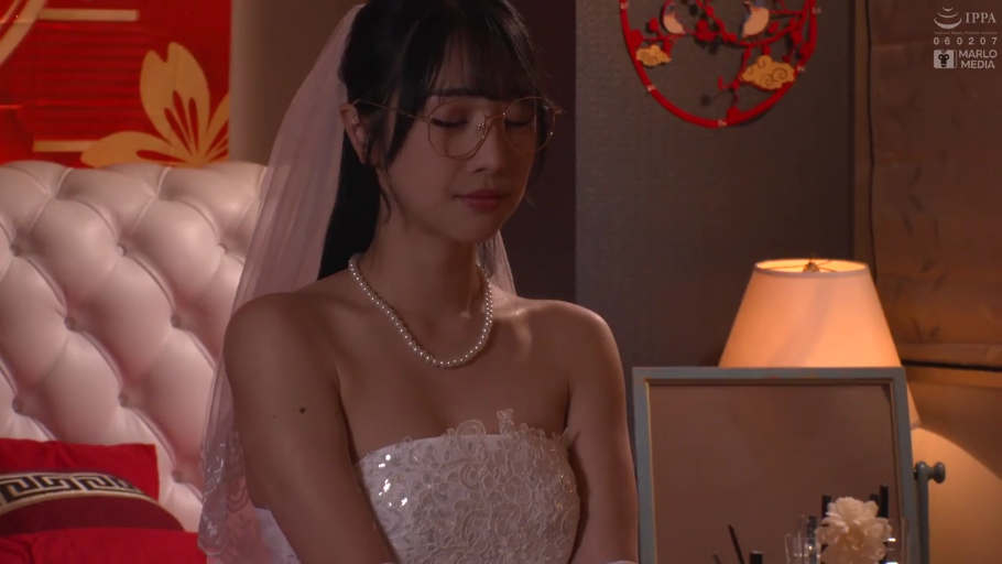 坐姿 · 卧室 · 中景 · 婚纱