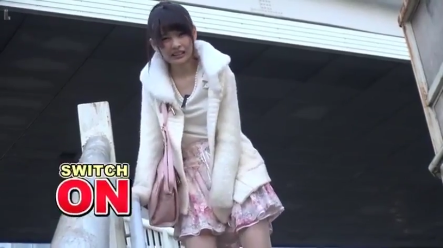 站立 · 中景 · 户外 · 白色毛领大衣