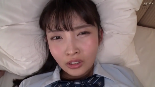 校服 · 脸部特写 · 卧室 · 俯卧 · 微笑 · 注视 · 长发 · 被子