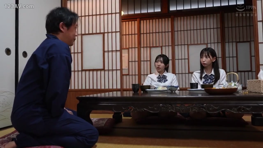 严肃 · 跪坐 · 师生 · 中景 · 深色长袍 · 和室榻榻米 · 矮桌 · 对谈