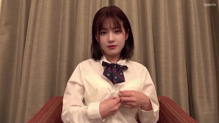 室内 · 坐姿 · 平静 · 白衬衫 · 半身 · 短发 · 解纽扣