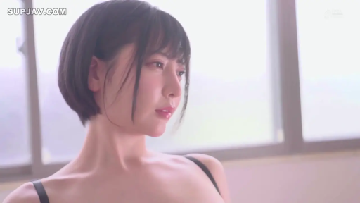 Indoor · Medium close-up · 黑色内衣