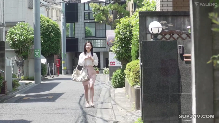 全景 · ピンクのミニスカート · 微笑 · 行走 · 住宅区街道 · 走在街上 · 大手提包