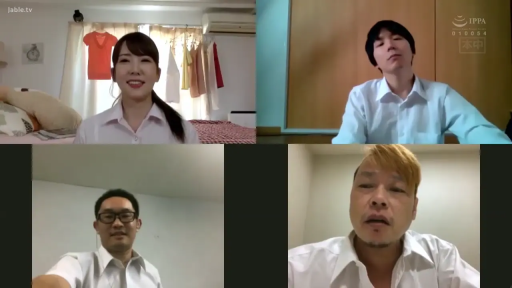 室内 · 坐姿 · 面部 · 电脑 · 微笑 · 衬衫 · 视频通话 · 多画面