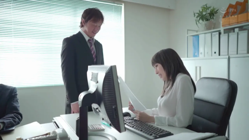 坐姿 · 办公室 · 中景 · 电脑 · 微笑 · 职业装 · 交流 · OL