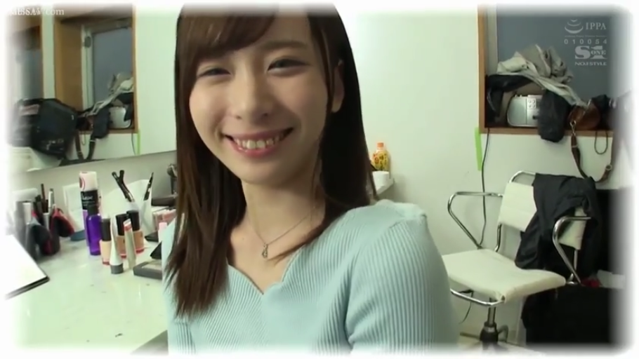 面部特写 · 正对镜头 · 化妆间 · 浅蓝色罗纹上衣