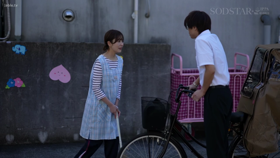 交谈 · 专注 · 站立 · 全景 · 剧情 · 户外 · 围裙 · 自行车