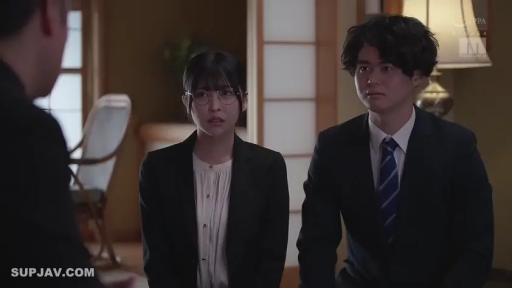 交谈 · 严肃 · 跪坐 · 眼镜 · 和室 · 中景 · 职场剧情 · 商务西装