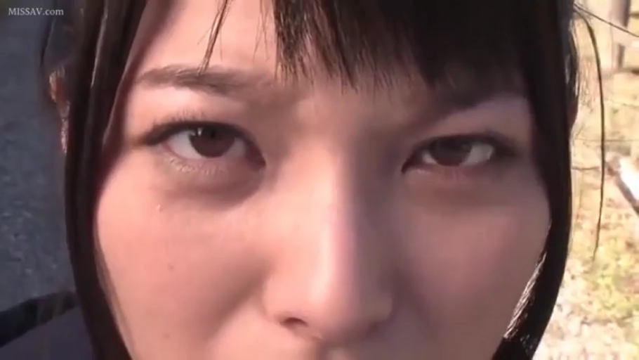 脸部特写 · 户外 · 黑色上衣 · 靠近镜头