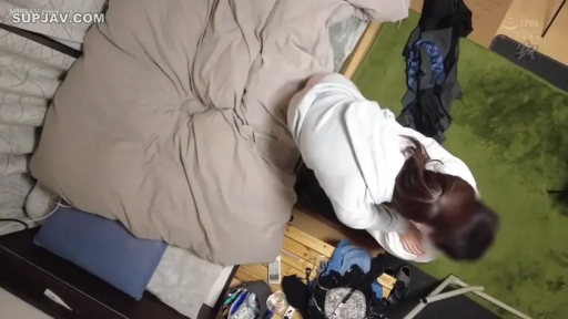 卧室 · 全景 · 弯腰 · 床 · 俯拍 · 整理 · 白色卫衣