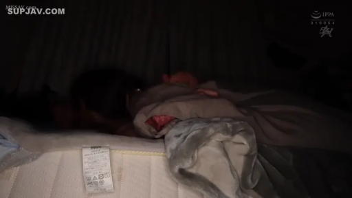 远景 · 被褥 · 睡觉 · 黑暗卧室 · 横卧 · 低光照环境 · 盖着被子