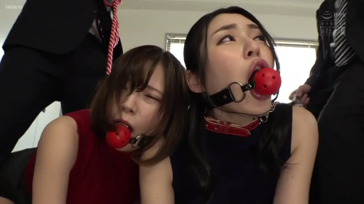 室内 · 跪坐 · 顔のクローズアップ · BDSM · 苦痛 · 无袖衫 · 红色口塞 · 戴口塞