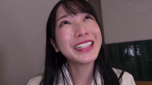 室內 · 臉部特寫 · 陶醉 · 白色襯衫 · 仰头 · 长发 · 露齿而笑