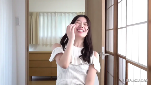 微笑 · 半身 · 注视镜头 · 长发 · 日式室内 · 正面端坐 · 露肩白色针织衫