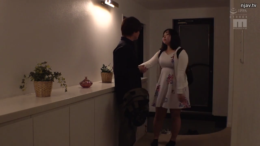 Conversation · Whole body · Stand · Potted plant · 自然 · Floral print dress · 玄关