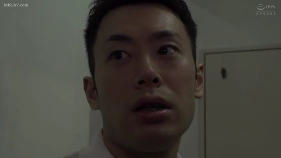 室内 · 站立 · 白色衬衫 · 面部特写 · 注视 · 惊讶 · 日本男优