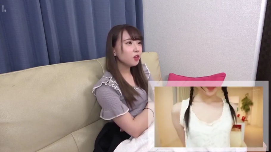 室内 · 坐姿 · 交谈 · 胸部特写 · 沙发 · 自然 · 画中画 · 荷叶边上衣