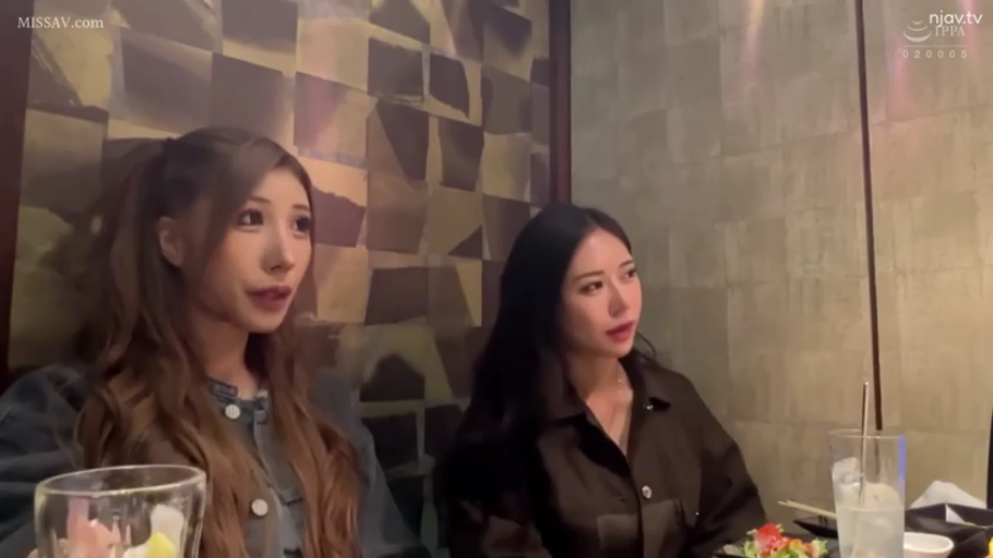 坐姿 · 交谈 · 休闲装 · 否 · 餐厅 · 两人 · 水杯 · 平常