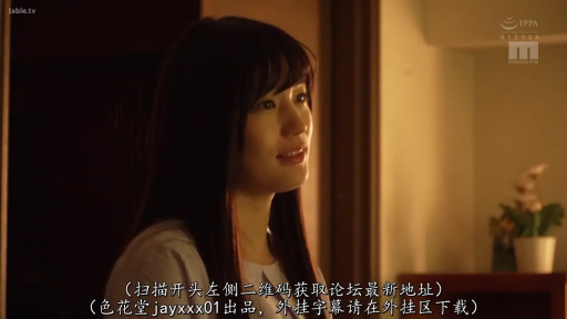 Indoor · 面部 · Stand · Potted plant · Smile · Gaze · 柔和 · Light-colored top