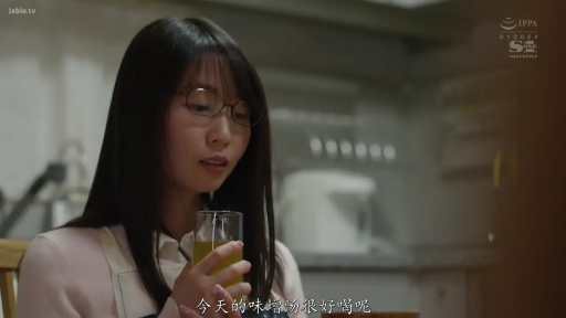 メガネ · 顔部のクローズアップ · 站立 · キッチン · 惊讶 · エプロン · 玻璃杯 · 持杯