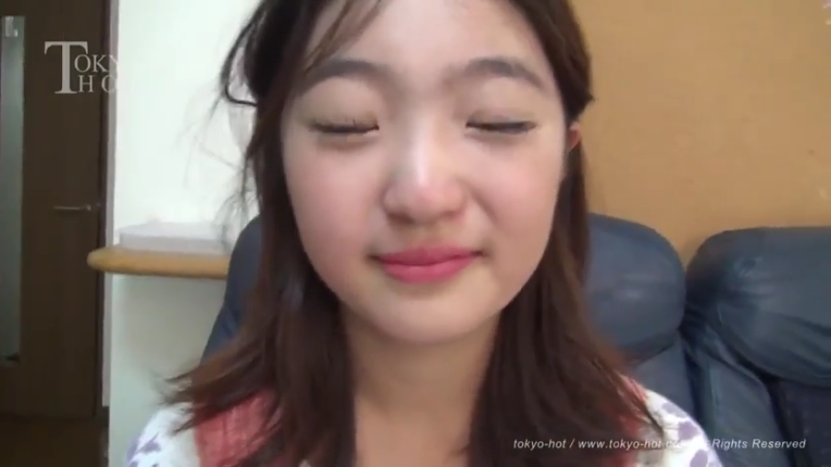 俯身 · 室外 · 注视镜头 · 仰拍 · 咬唇 · 背景树木 · 高马尾 · 浅蓝色连体泳衣