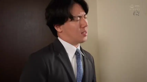 站姿 · 面部特写 · 观察 · 痛苦 · 门口 · 男性角色 · 西服领带