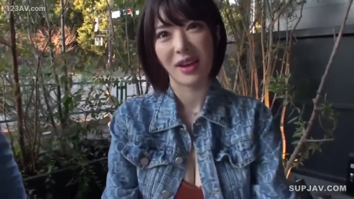 胸部特写 · 站姿 · 微笑 · 对话 · 户外 · 牛仔外套