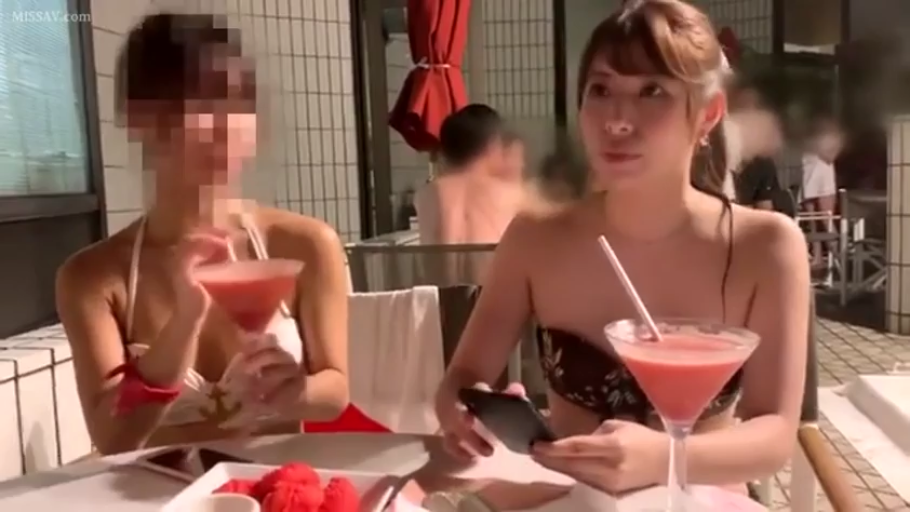 坐姿 · 比基尼 · 自然 · 鸡尾酒 · 社交 · 局部打码 · 人物中景 · 露天休闲区