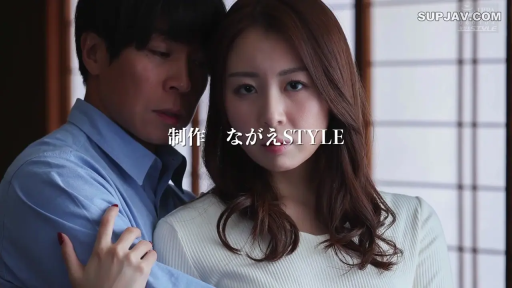 坐姿 · 中景 · 客厅 · 茶几 · 模糊 · JK校服 · 等待 · 面部打码