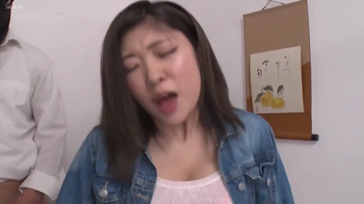 室内 · 俯身 · 面部特写 · 口交行为 · 挣扎 · 蓝色上衣 · 动态模糊 · 挂轴